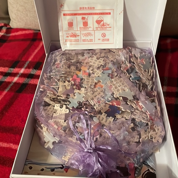 1000 piece puzzle w fold out picture of the puzzle inside. New a pretty bag. - Picture 4 of 4